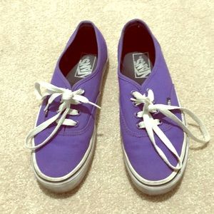 💸⬇️ Vans purple and white athletic shoes